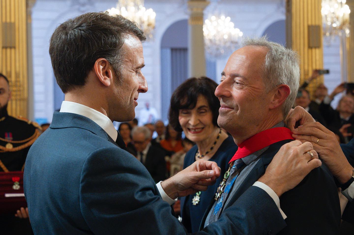 Astronaut Jean Francois Clervoy push the Photo to get more Information